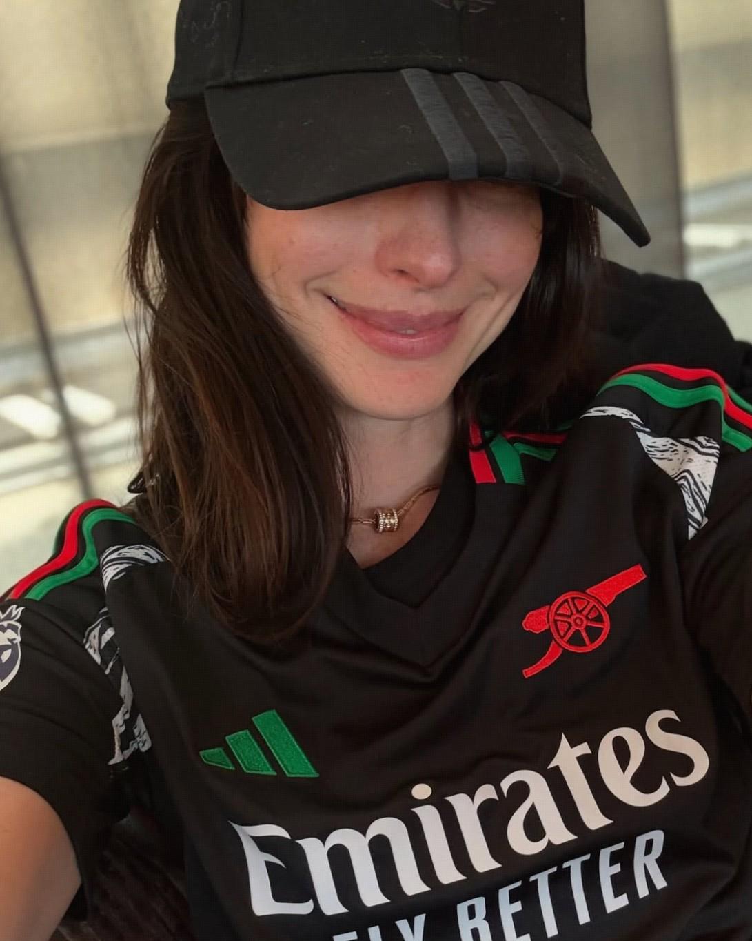 阿森纳近期连造乌龙，枪迷安妮-海瑟薇打趣：向乌龙球先生致敬